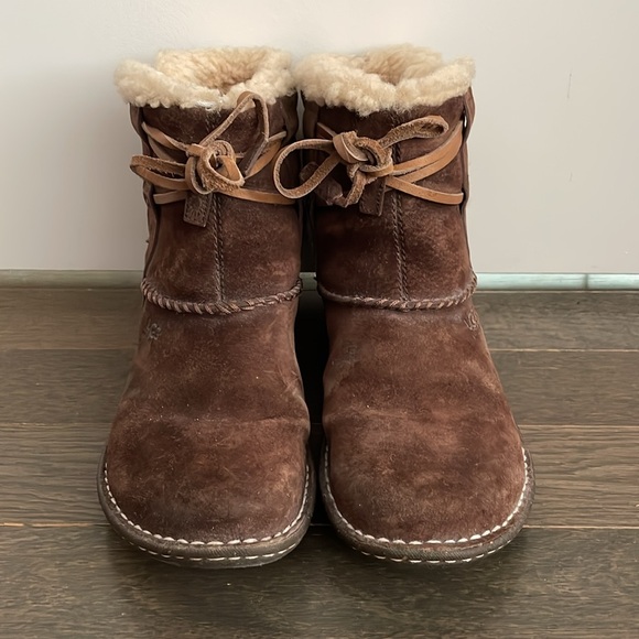 Brown Ankle Height UGG boots with tie - Picture 2 of 11